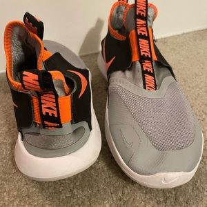 NIKE boys Youth 7 Slip On sneakers